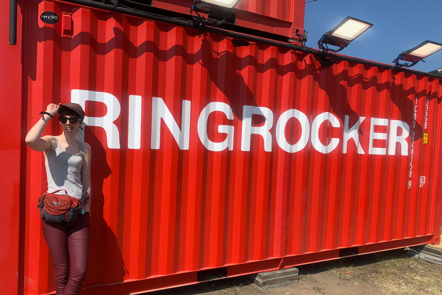 Franzi auf dem Rock am Ring.