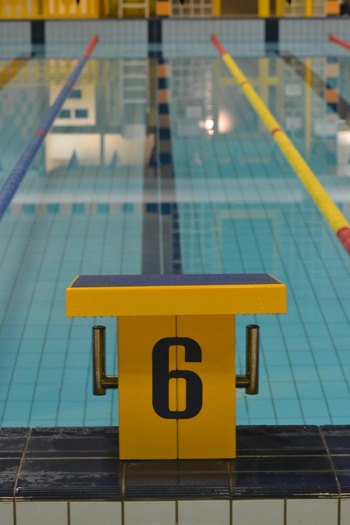 Ein Sprungblock in einem Schwimmbad - beim Sport könnte man Inklusion üben.