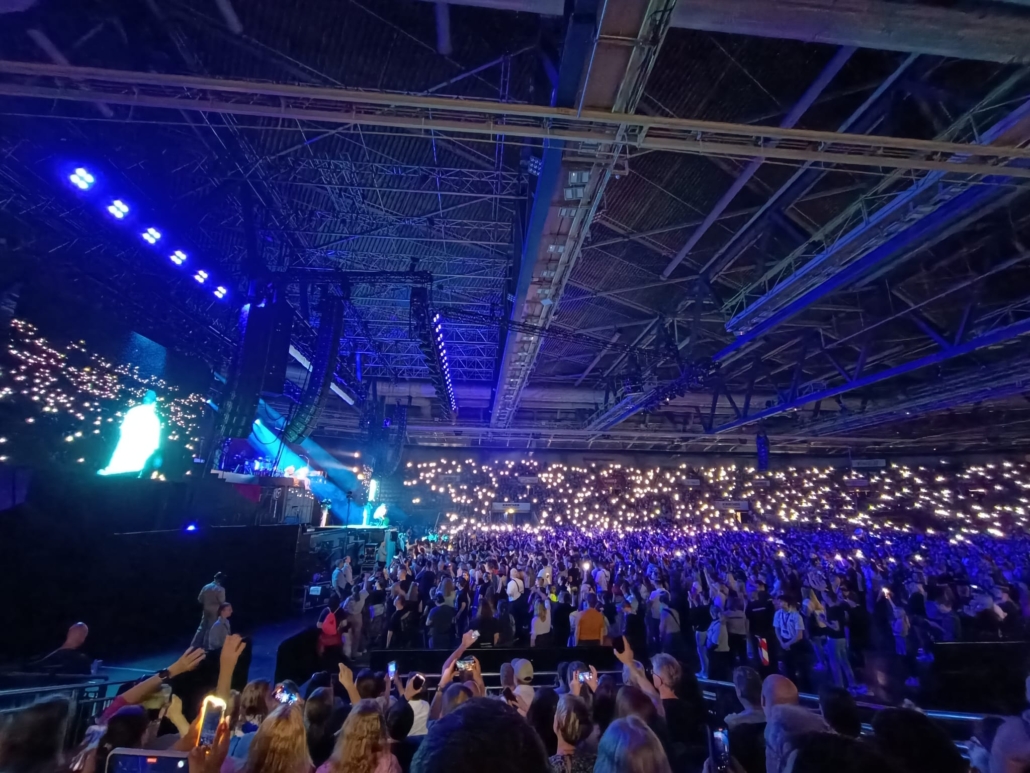 Mark Forster begeistert 2024 in der Stuttgarter Schleyerhalle sein Publikum, das mit Handylichtern eine romantische Stimmung verbreitet.